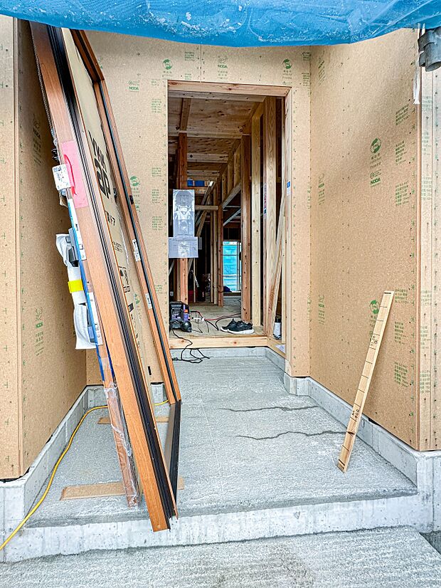 <玄関>家の顔となる玄関は、高いデザイン性が求められます。高級感と断熱性、防犯性に優れた玄関ドアを標準装備。ピッキング対策のセキュリティサムターン等、防犯に考慮しました。