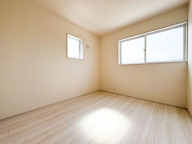 【洋室5.3帖】お子様のお部屋にぴったりなクロークを備えたフローリング仕様の洋室です。