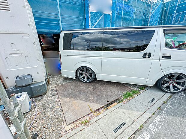 【駐車場】ゆったりとした駐車スペースを確保。大きめのお車でもOK。
