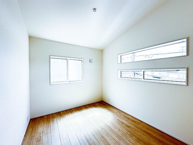 【子供部屋】お子様のお部屋にぴったりなクロークを備えたフローリング仕様の洋室です。