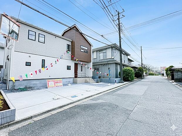 【前面道路】前面道路6mの開放感 幅員6mの公道に接しているため、視覚的な圧迫感がなく、お車の出し入れやすれ違いもストレスなくスムーズに行えます。(CG)