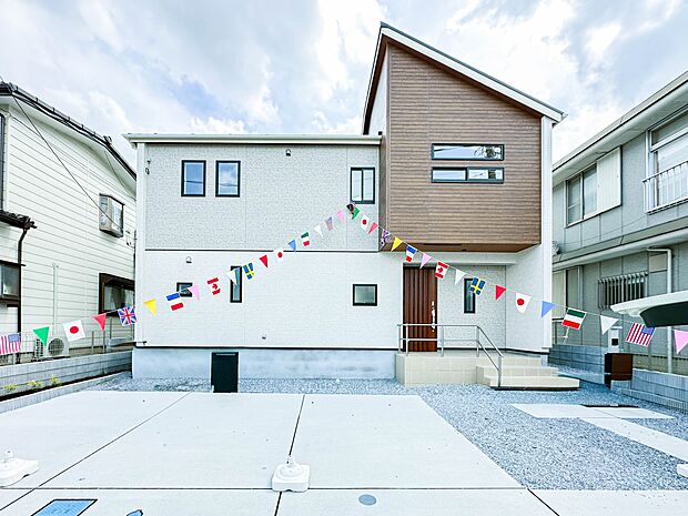 【外観】家族の温かさと陽光の暖かさ、楽しい毎日と明るい未来を予感させる「空間が織り成すひとつ先の住み心地」を演出します。