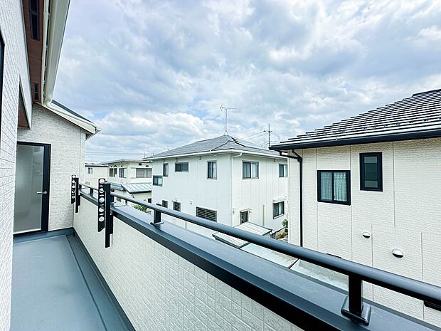 【バルコニー】  バルコニーから差し込む陽光・通風は、住環境・快適性と共に有り続ける貴重な「財産」です。