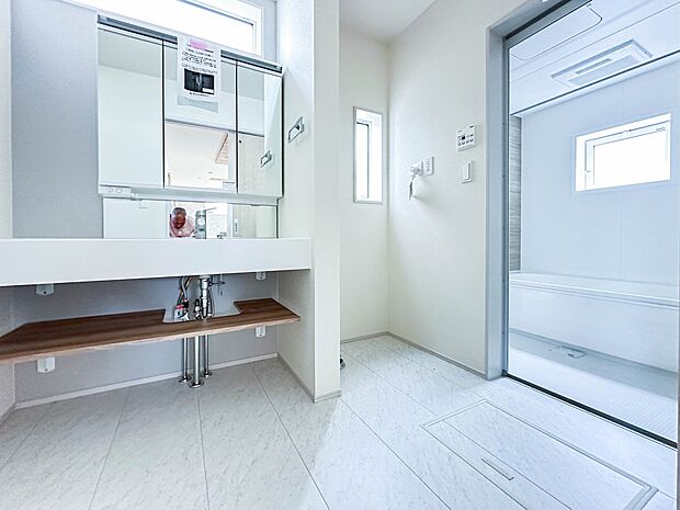 【脱衣所】洗面所は小さなプライベートスペース。歯磨き、洗顔と毎日施す個人空間。