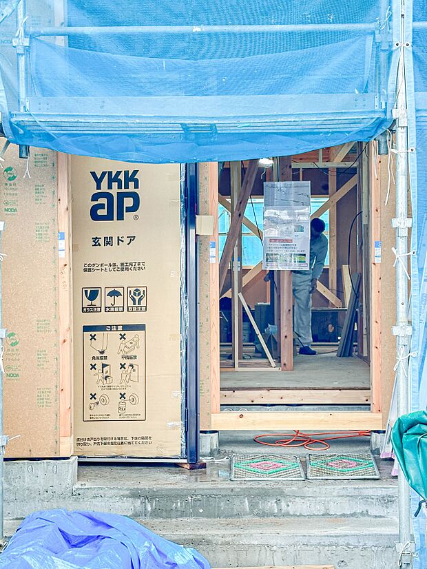 【玄関アプローチ】  玄関はおうちの顔と言われます。玄関アプローチは、外観デザインの印象を左右します。ご家族の個性を出しながら、素敵な玄関でお客様をお迎えしてください。