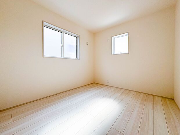 【洋室5.3帖】お子様のお部屋にぴったりなクロークを備えたフローリング仕様の洋室です。