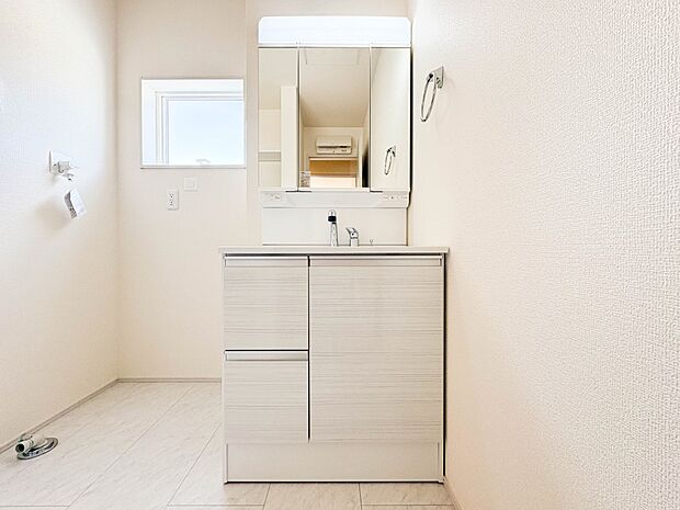【洗面台】 十分な大きさの洗面台は、身だしなみチェックや歯磨きなど、朝の慌ただしい時間でもホテルライクなスペースで余裕とゆとりを感じて頂けます。