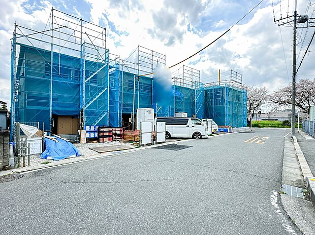 【前面道路】家の前をまっすぐの通りが走っている。クルマは少なく、人々は毎朝、ウォーキング、ジョギング、犬の散歩など、フリーな朝時間を過ごしている。