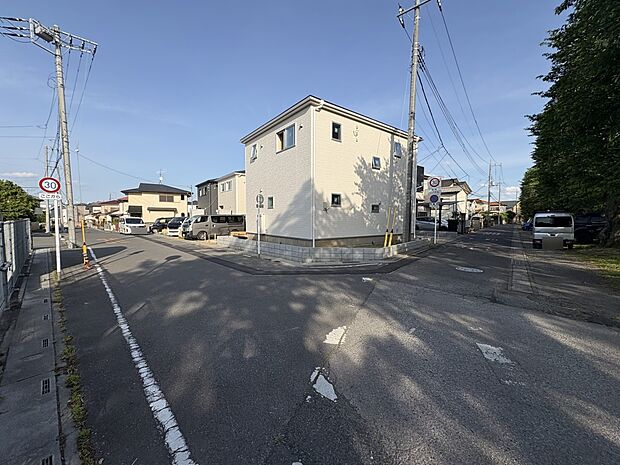 【前面道路】家の前をまっすぐの通りが走っている。クルマは少なく、人々は毎朝、ウォーキング、ジョギング、犬の散歩など、フリーな朝時間を過ごしている。
