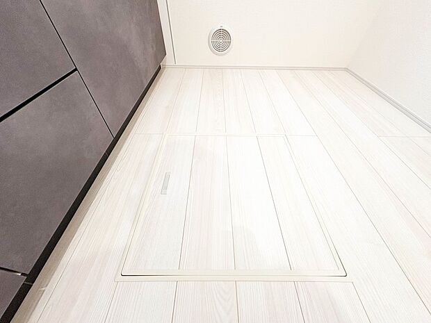 【床下収納】キッチンの下には点検口を兼ね備えた床下収納がございます。