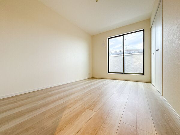 【子供部屋6帖】お子様のお部屋にぴったりなクロークを備えたフローリング仕様の洋室です。