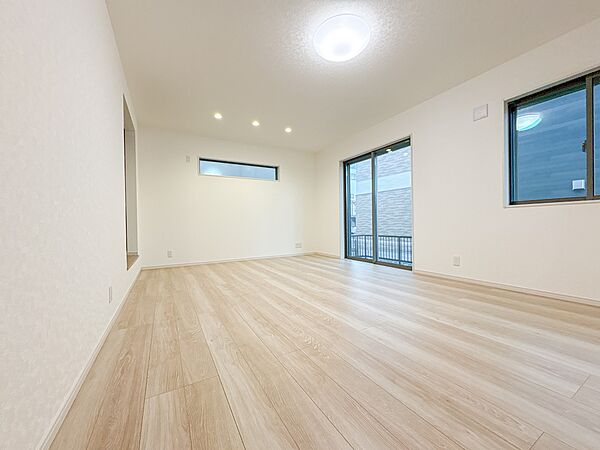 【LDK17帖】シンプルなデザインの家は風情がある。住む人のこだわりを感じる。外観も内装もいたってシンプル。居心地がよく、家事や趣味、子育てなどにも集中できる。家も人間も熟成するほどシンプル…