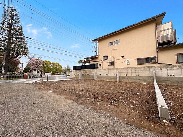 【現地土地写真】陽当りが良いと、洗濯物が乾きやすいですし、湿気やカビの心配も減るので快適です。寒い冬の日でも、日差しが届くと家の中が暖かくなりますね。※青空はイメージです。