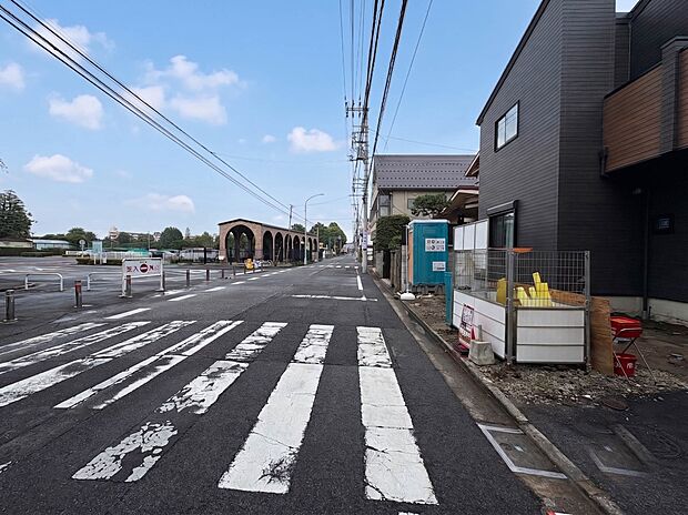 【前面道路】陽当りや通風性など各所に施された工夫で住みやすさを実現。部屋の大きさや周辺環境・街並など、資料には掲載していない情報が現地にはたくさんございます。是非ご確認下さい。※青空はイメー…