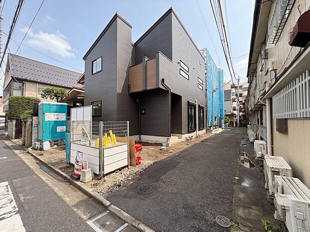 【外観】家族の温かさと陽光の暖かさ、楽しい毎日と明るい未来を予感させる「空間が織り成すひとつ先の住み心地」を演出します。 ※青空はイメージです。