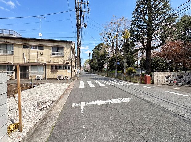 【前面道路】陽当りや通風性など各所に施された工夫で住みやすさを実現。部屋の大きさや周辺環境・街並など、資料には掲載していない情報が現地にはたくさんございます。是非ご確認下さい。※青空はイメー…