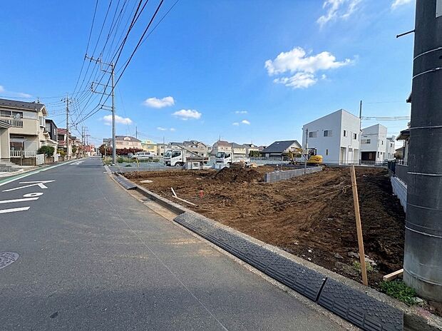 2号棟【前面道路6ｍ】※CG加工により晴天にしています。車の通行が少ないので、静かな住環境を維持することができます。
