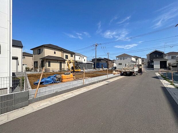 2号棟【ひとつ先の住み心地】※CG加工により晴天にしています。家族の温かさと陽光の暖かさ、楽しい毎日と明るい未来を予感させる「空間が織り成すひとつ先の住み心地」を演出します。