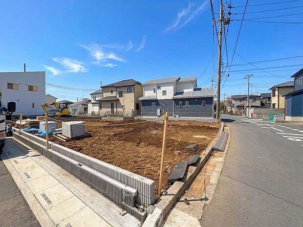 2号棟【前面道路6ｍ】家の前をまっすぐの通りが走っている。クルマは少なく、人々は毎朝、ウォーキング、ジョギング、犬の散歩など、フリーな朝時間を過ごしている。