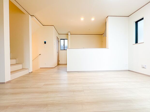 I棟【LDK16.43帖】リビングルームの窓を開けると心地よい南風が入ってくる。キッズルームの窓を開けるとやさしい微風が入ってくる。家の中に風の道がある。風を生活の中で体験できる家。