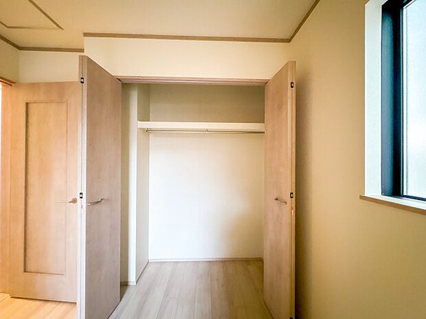 I棟【収納】各所に配置された収納スペースは、洋服や小物はもちろんのこと、掃除機や日用予備品・お子様のおもちゃなど様々な物を収納して頂ける便利なスペースです。