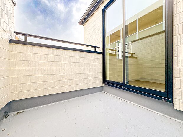 I棟【バルコニー】バルコニーから差し込む陽光・通風は、住環境・快適性と共に有り続ける貴重な「財産」です。