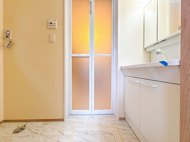 I棟【脱衣場】脱衣所、洗面所は小さなプライベートスペース。歯磨き、洗顔と毎日施す個人空間。換気も設置して、熱気などを開放して、爽やかなスペースになるように設計されています。