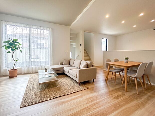 【リビングLDK20.5帖】自然体で過ごせる住空間にリビング。家具・その他雑貨はAI加工しています。