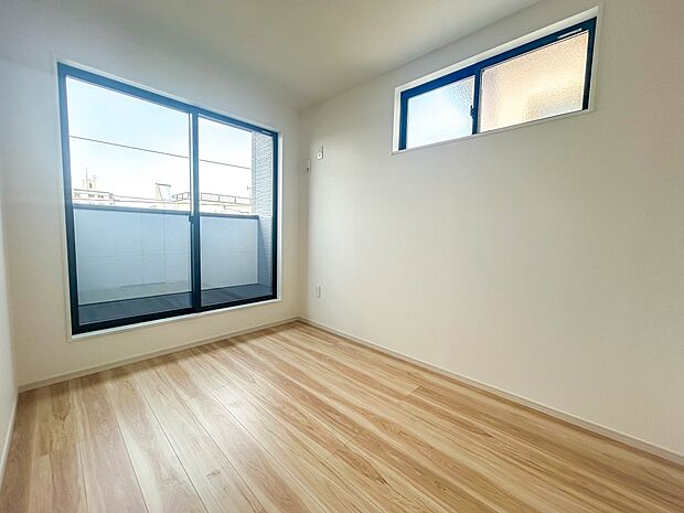 【子供部屋　洋室5帖】お子様のお部屋にぴったりなクロークを備えたフローリング仕様の洋室です。