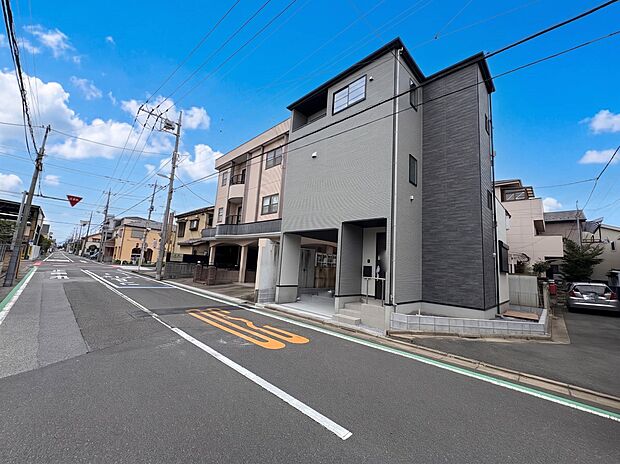 【前面道路】家の前をまっすぐの通りが走っている。クルマは少なく、人々は毎朝、ウォーキング、ジョギング、犬の散歩など、フリーな朝時間を過ごしている。