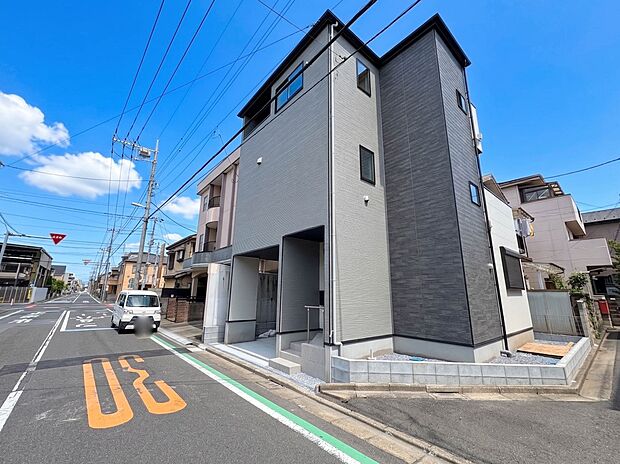 【外観】家は一生のお買物。自分ならではの家族ならではの、家にしたい。書斎を設ける。子どものプレイングルームを設ける。趣味のオーディオルームを設置する。夢を追うオンリーワンの家です。