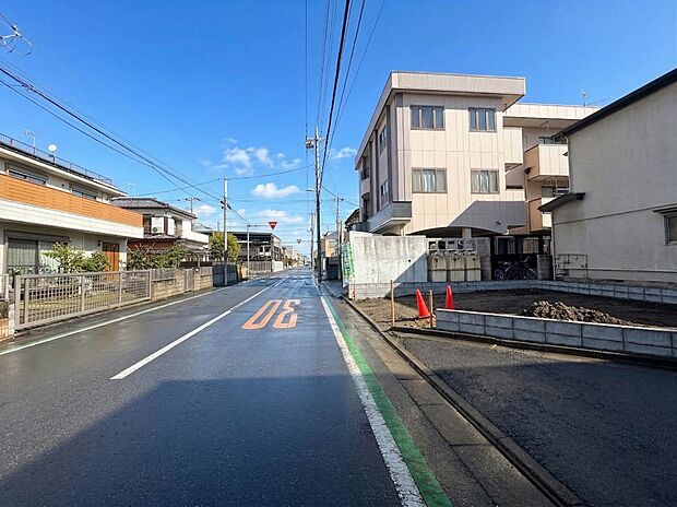 【前面道路公道8m】車の通行が少ないので、静かな住環境を維持することができます。