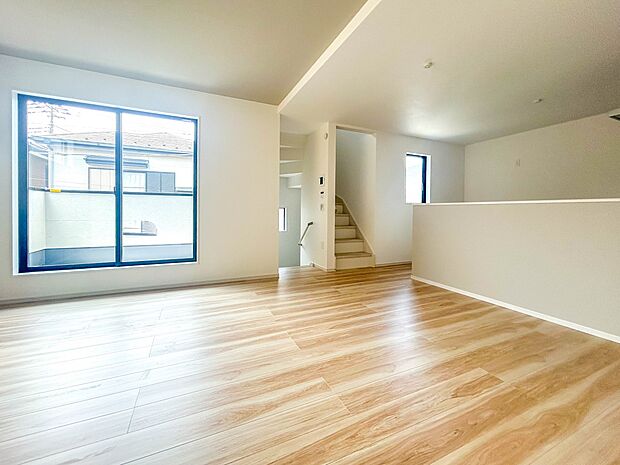 【リビングダイニングLDK20.5帖】シンプルなデザインの家は風情がある。住む人のこだわりを感じる。外観も内装もいたってシンプル。居心地がよく、家事や趣味、子育てなどにも集中できる。家も人間…