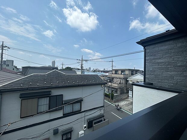 【眺望】朝の澄んだ空気や、夕方に吹く清々しい風を五感で感じられるバルコニー。