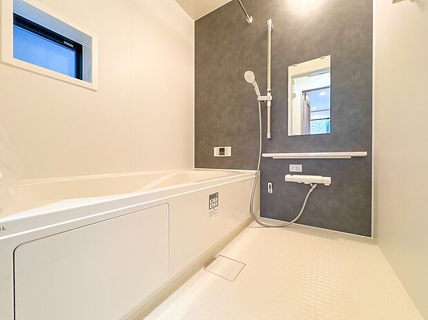 E棟【浴室】 きっとあなたのバスタイムも単なる習慣から特別な時間に変わるはず。一日の汚れとともに疲れを洗い流し、眠りに就く前の大事なリラックスタイムを演出