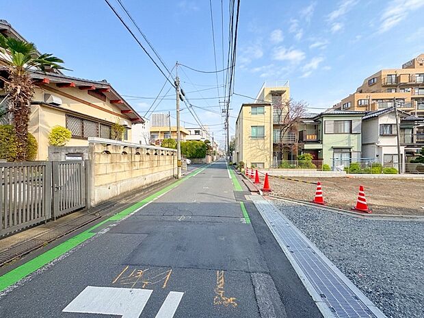 E棟【前面道路、公道5m】車の通行が少ないので、静かな住環境を維持することができます。