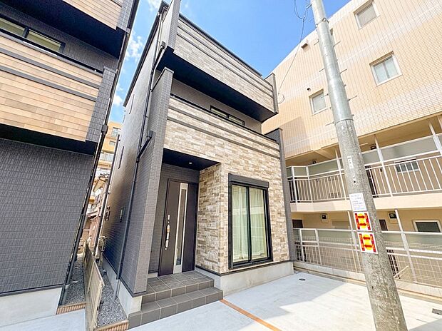 E棟【外観】堂々たる趣ながら、主張し過ぎずどこか余裕を感じさせるシャープなフォルムで佇む邸宅は、晴天の空と照らし合わせる事で、本来あるべき完成形の姿を見せてくれます。