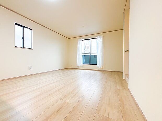 E棟【LDK15.87帖】リビングにいるお子様と会話をしながら家事ができるカウンターキッチン。いま手があいているか、忙しそうなのか相手の様子を伺いながらコミュニケーションをとる訓練にもなりま…