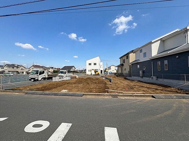 1号棟【前面道路6ｍ】車の通行が少ないので、静かな住環境を維持することができます。