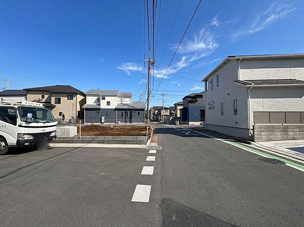 1号棟【前面道路6ｍ】家の前をまっすぐの通りが走っている。クルマは少なく、人々は毎朝、ウォーキング、ジョギング、犬の散歩など、フリーな朝時間を過ごしている。