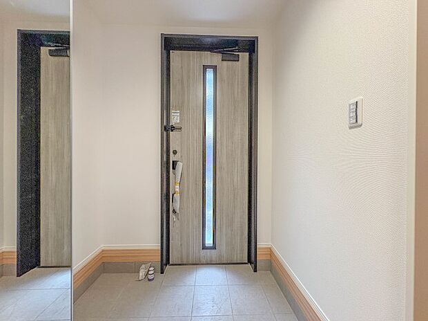 【玄関】  玄関はおうちの顔と言われます。収納力豊富なシューズボックスでスッキリとした素敵な玄関でお客様をお迎えしてください。