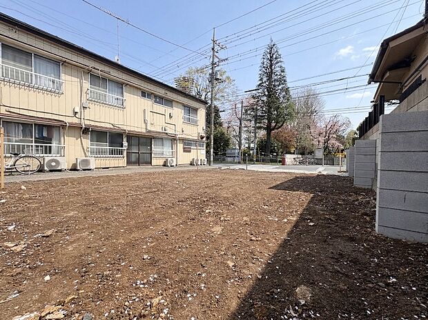 【現地土地写真】陽当りが良いと、洗濯物が乾きやすいですし、湿気やカビの心配も減るので快適です。寒い冬の日でも、日差しが届くと家の中が暖かくなりますね。※青空はイメージです。