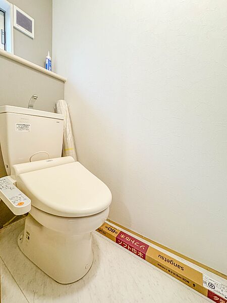 【トイレ】トイレ・ウォシュレット付。快適で衛生的な洗浄機能付温水シャワートイレです。