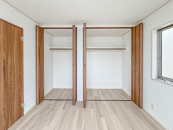 【収納　洋室7帖】各部屋を最大限に広く使って頂ける様、全居住スペースに収納付。プライベートルームはゆったりと快適に。