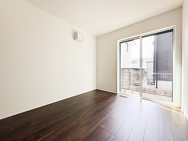 【子供部屋5.2帖】お子様のお部屋にぴったりなクロークを備えたフローリング仕様の洋室です。