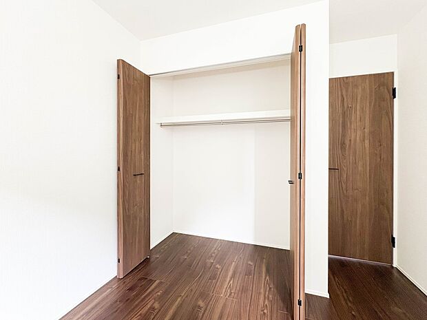 【収納】壁面クローゼットのメリットは、衣類が横一列に並ぶためひと目で洋服が選びやすいこと。衣類をたくさんお持ちの方も、限られたスペース内に無理なく収納することができます。