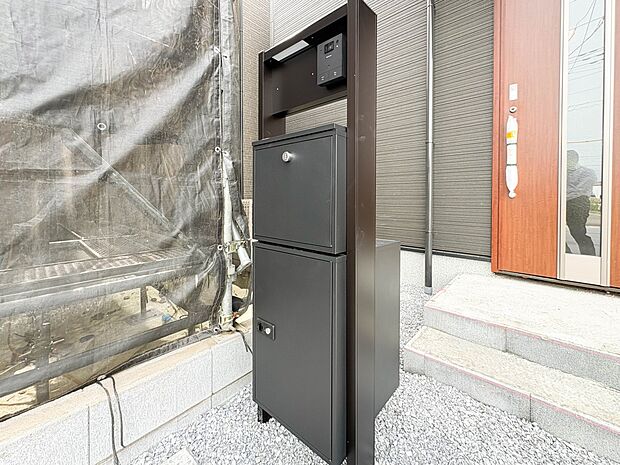 【郵便ポスト】シンプルかつシャープな郵便ポスト。