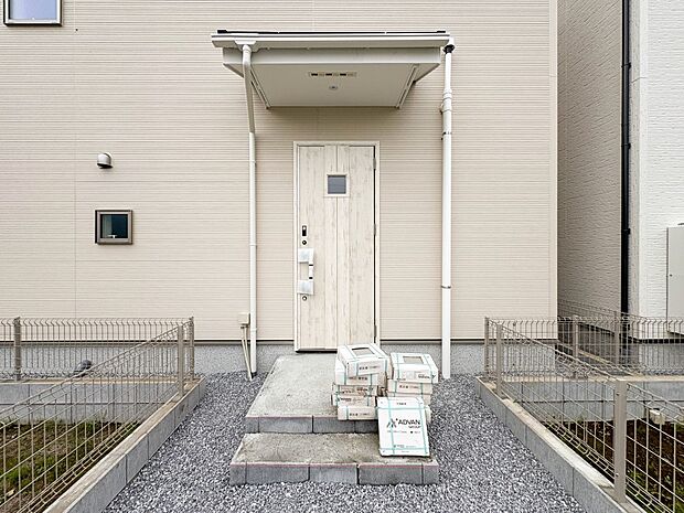 【玄関】家の顔となる玄関は、高いデザイン性が求められます。高級感と断熱性、防犯性に優れた玄関ドアを標準装備。ピッキング対策のセキュリティサムターン等、防犯に考慮しました。