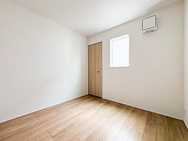 【子供部屋4.5帖】お子様のお部屋にぴったりなクロークを備えたフローリング仕様の洋室です。