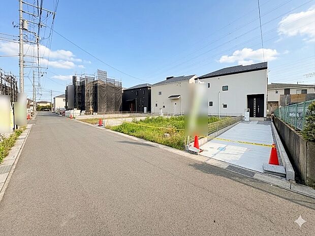 【前面道路】家の前をまっすぐの通りが走っている。クルマは少なく、人々は毎朝、ウォーキング、ジョギング、犬の散歩など、フリーな朝時間を過ごしている。